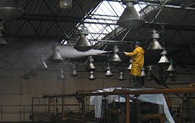 Czyszczenie hali produkcyjnej myjkami ciśnieniowymi na terenie WIROMET w Mikołowie